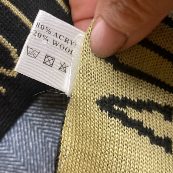 Beautiful scarf new - Picture 3 of 3